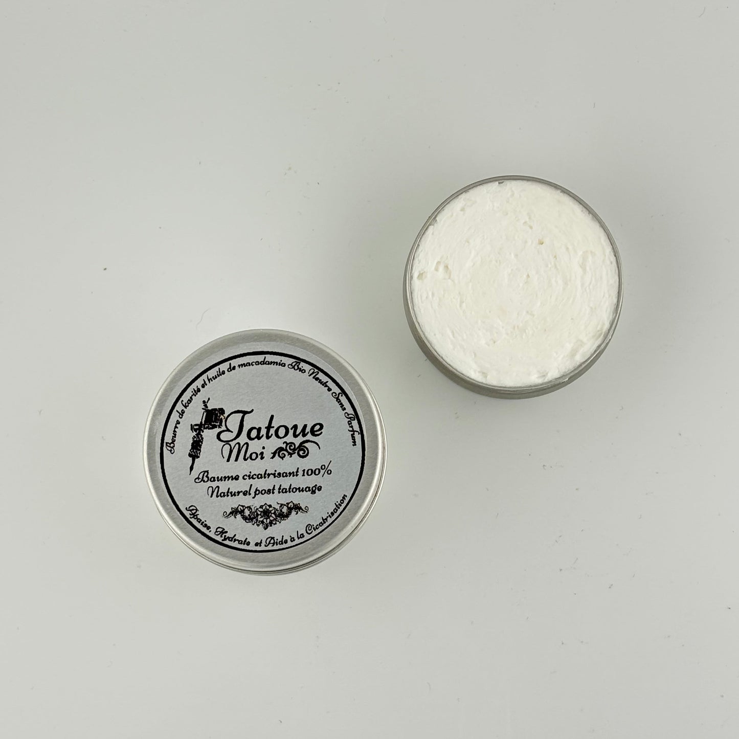 Baume naturel favorisant la cicatrisation des tatouages pour sublimer la beauté naturelle des tatouages pour un soin de la peau post-tatouage et une protection et hydratation favorisant la cicatrisation de manière naturelle.