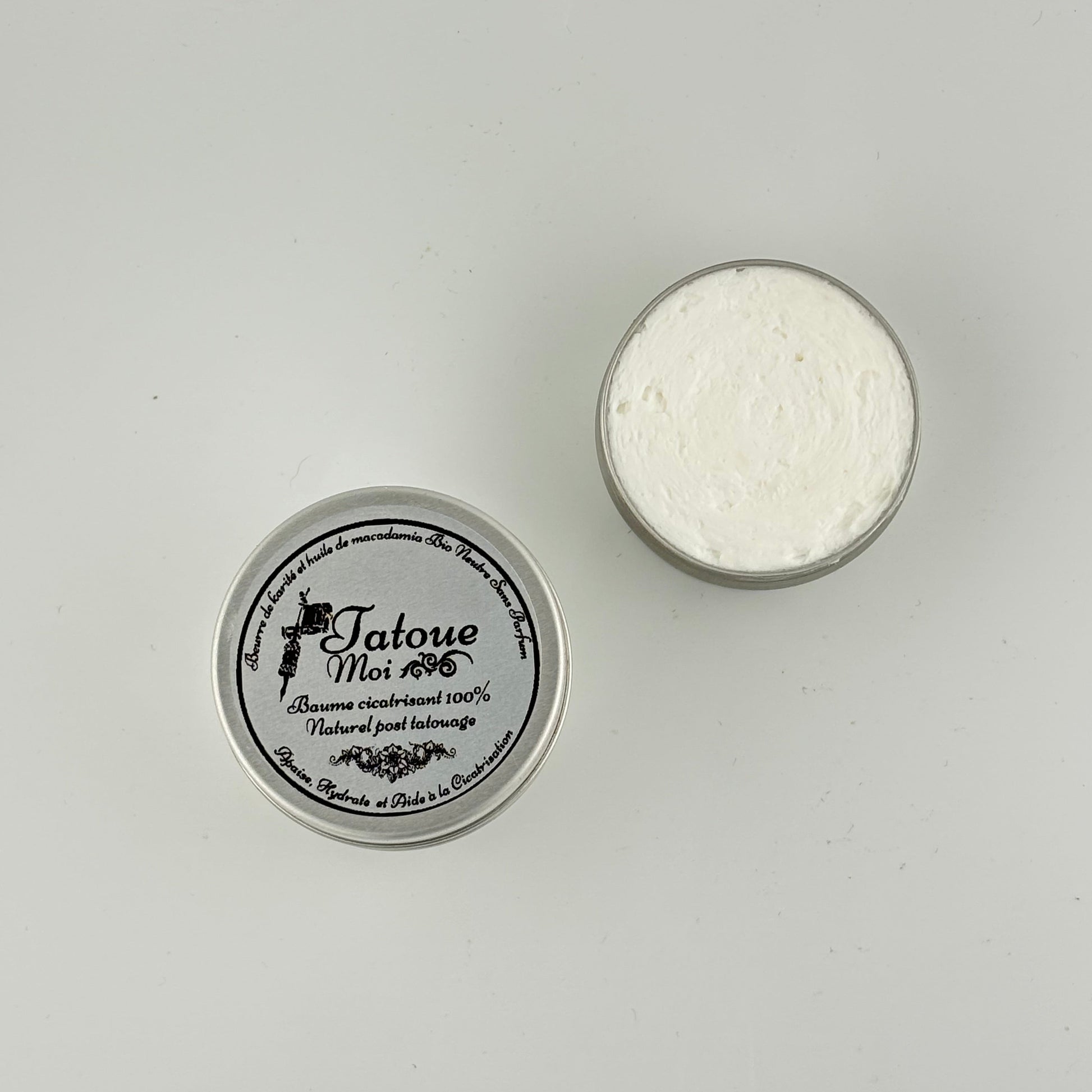 Baume naturel favorisant la cicatrisation des tatouages pour sublimer la beauté naturelle des tatouages pour un soin de la peau post-tatouage et une protection et hydratation favorisant la cicatrisation de manière naturelle.